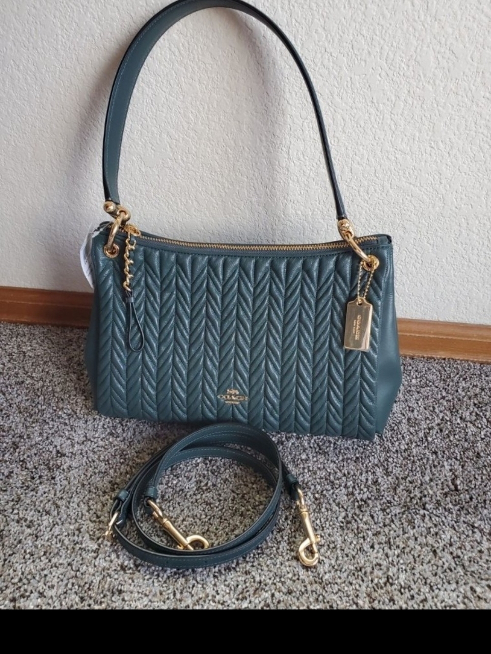 NWT! Coach purse color evergreen!
Calf leather,inside pocket, Zip-top closure, f
